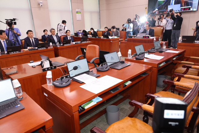 퇴장한 국민의힘 의원들, 법사위 전체회의<YONHAP NO-4912>