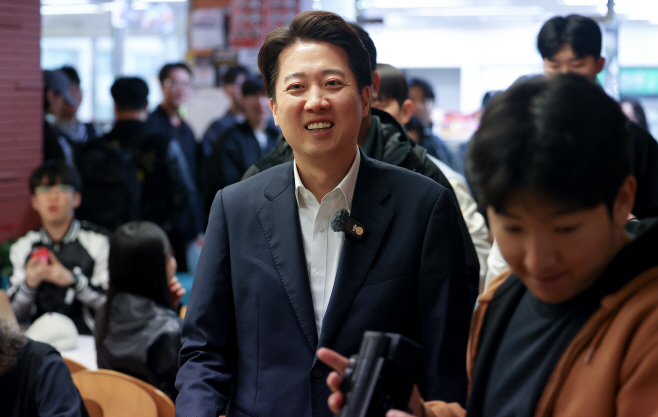 '학식 먹자 2탄' 외대 찾은 이준석 후보<YONHAP NO-3315>