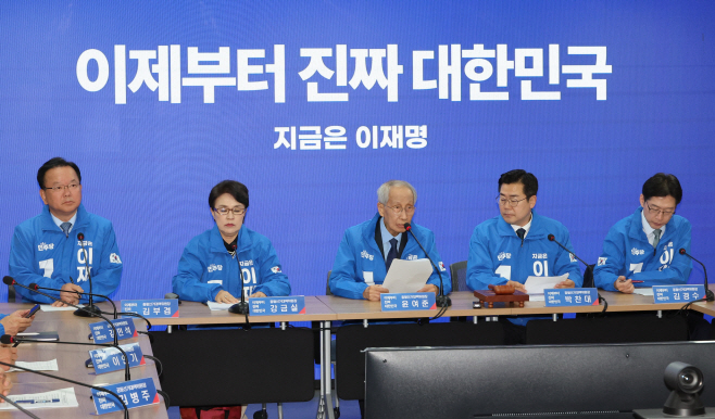 발언하는 윤여준 상임총괄선대위원장<YONHAP NO-2793>