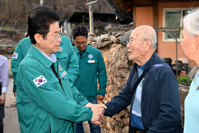 1._(참고사진)4월21일_산불_피해_지역_방문사진 (4)