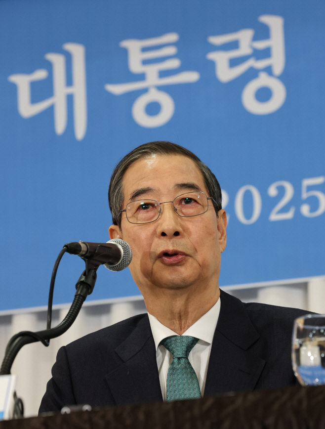 답변하는 한덕수 후보<YONHAP NO-2105>