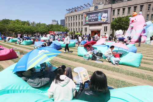 독서와 함께하는 봄<YONHAP NO-4841>