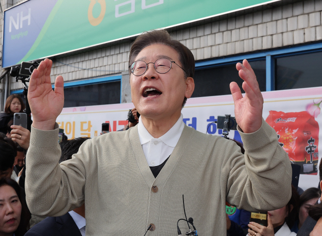 금산군 금산터미널 일대에서 연설하는 이재명 후보