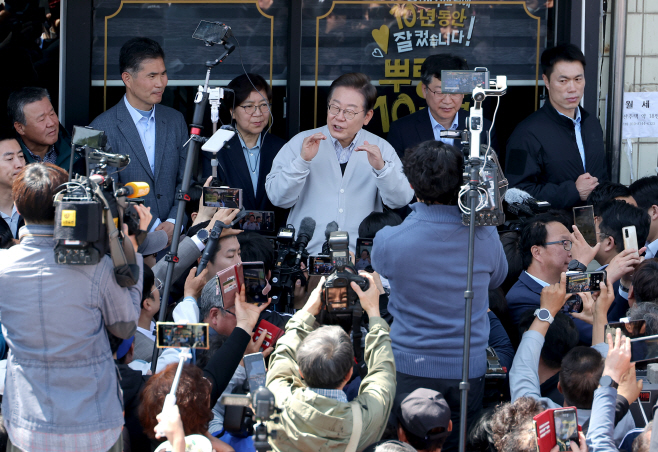 진안군 새참거리 연설하는 이재명 후보<YONHAP NO-3177>