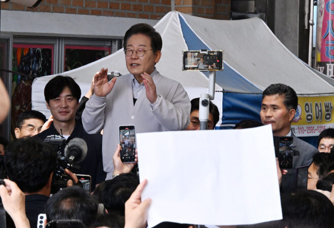 이재명 대선 후보, 경청투어 임실시장 연설<YONHAP NO-3707>