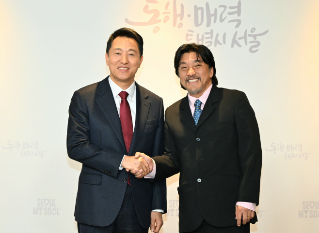 사진1. 5.7.(수) 오전 오세훈 서울시장이 서울시 홍보대사로 위촉된 에드워드 리(Edward Lee) 셰프와 함께 기념사진을 촬영하고 있다.