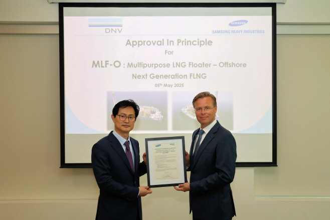 삼성중공업 장해기 기술개발본부장(부사장)과 DNV의 토르게이르 스테리(Torgeir Sterri) 수석 부사장이 기념 촬영을 하고 있다