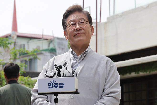 취재진 질문 듣는 이재명 대선 후보