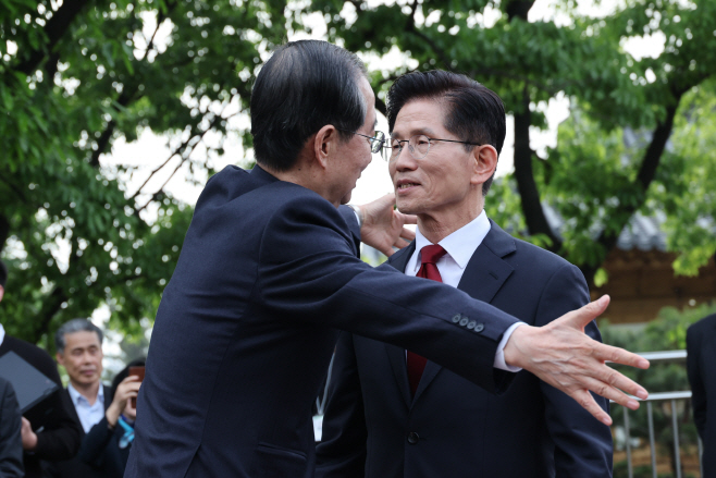 포옹하는 김문수-한덕수<YONHAP NO-5795>