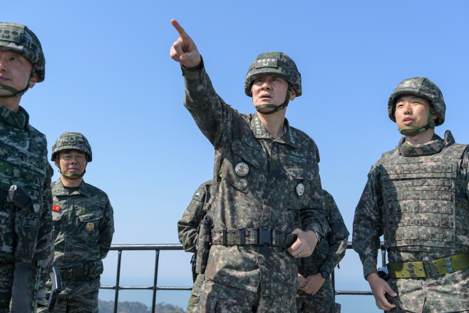 작전 현황 보고 받는 김명수 합참의장<YONHAP NO-4555>