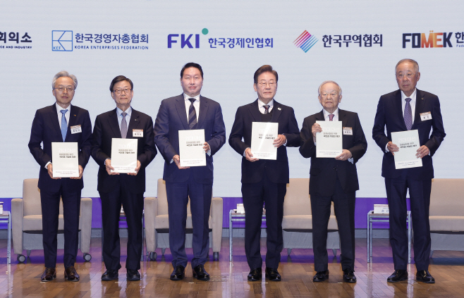 민주당 이재명 대선 후보-경제5단체 간담회<YONHAP NO-3658>