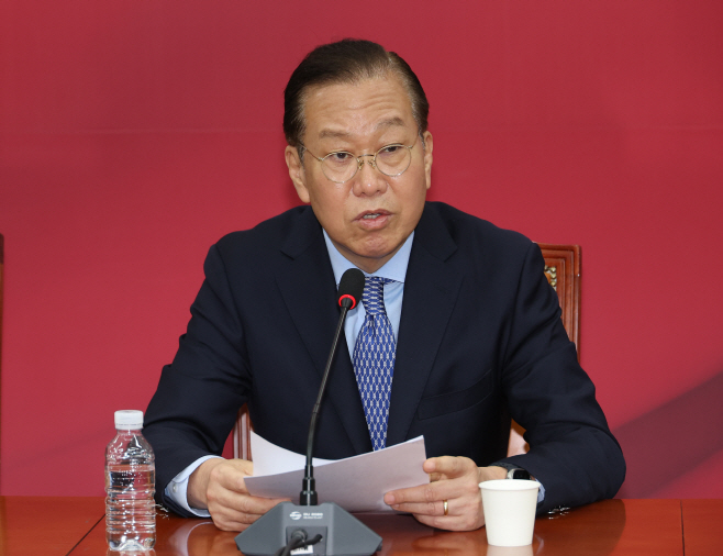 후보 단일화 관련 기자간담회하는 권영세 비상대...<YONHAP NO-5097>