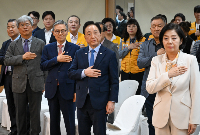 [포토] 국기에 대한 경례하는 김철수 대한적십자사 회장