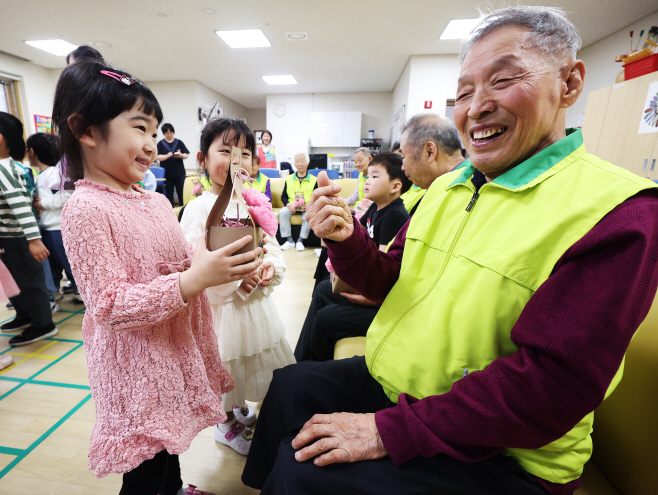 사랑 담아 전달하는 카네이션<YONHAP NO-4194>
