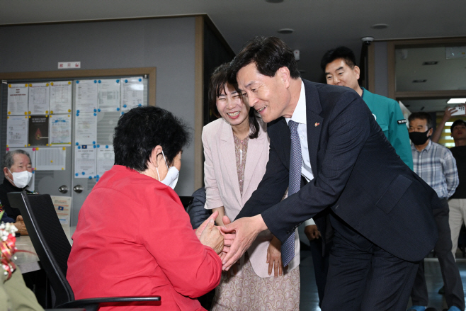 20250508-안병구 밀양시장, 어버이날 맞아 경로당 방문 및 장수마을 한마당 행사 참석(1)