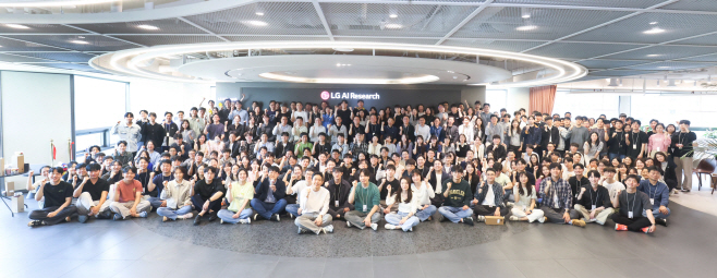 [사진] LG AI연구원 임직원들이 단체 기념 촬영을 하고 있다