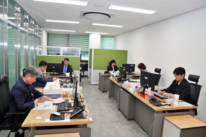 위원들이 결산검사 자료를 살펴보고 있다