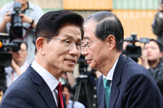 회동 마치고 인사하는 김문수-한덕수<YONHAP NO-6216>