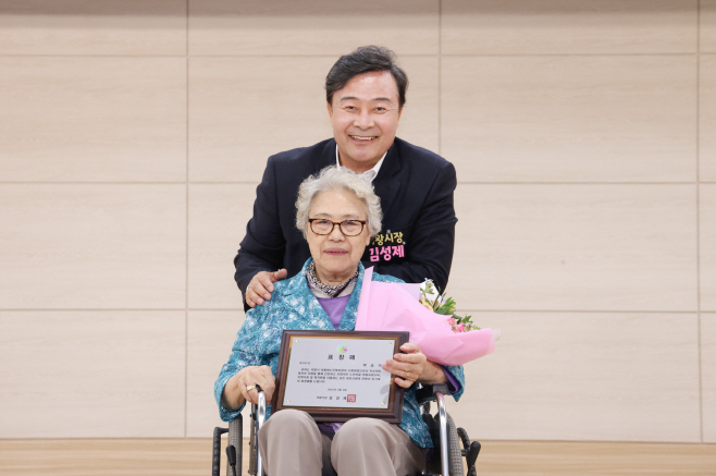 3.(사진_아름채)어버이날 행사 행사_ 박순이 어르신(7)