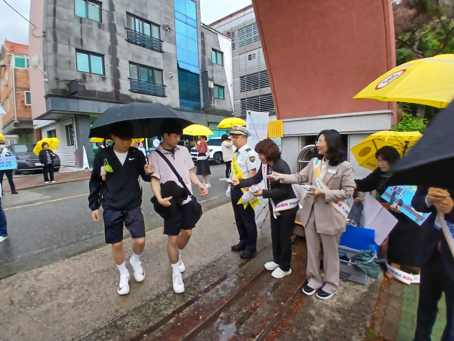 학생들에게 안전관련 물품을 나누어주는 장면