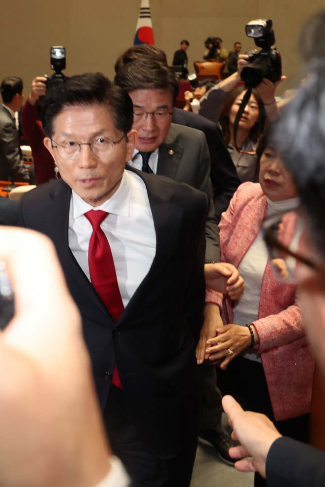 의총장에서 나가는 김문수 대선 후보<YONHAP NO-5259>