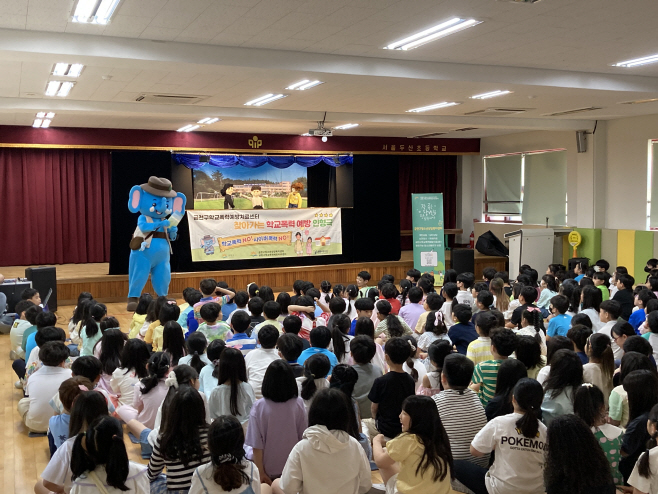 20250509[아동청소년과]금천구, 인형극과 샌드아트로 풀어내는 학교폭력 예방 교육 진행(사진1)