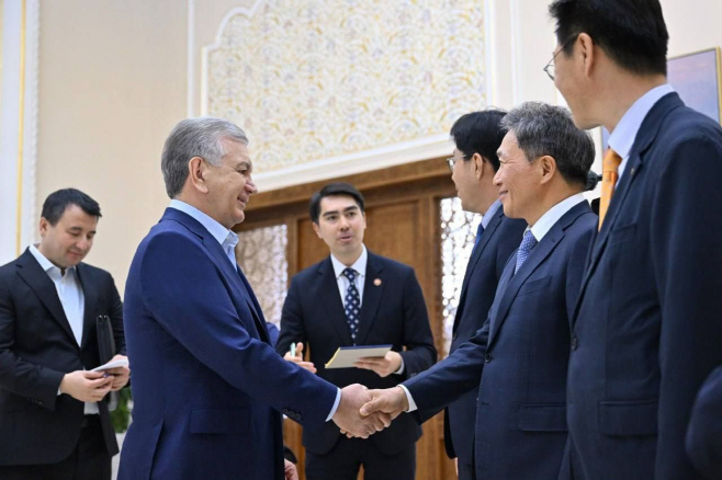 별첨1_인천공항공사 이학재 사장, 우즈벡 대통령 면담 사진