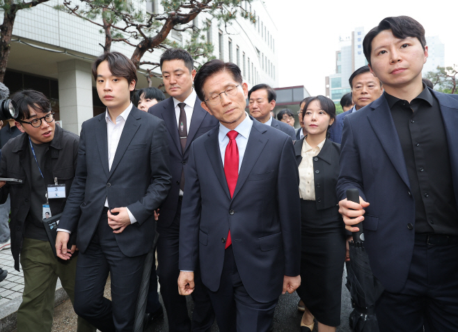 법정 나서는 김문수 후보<YONHAP NO-3835>