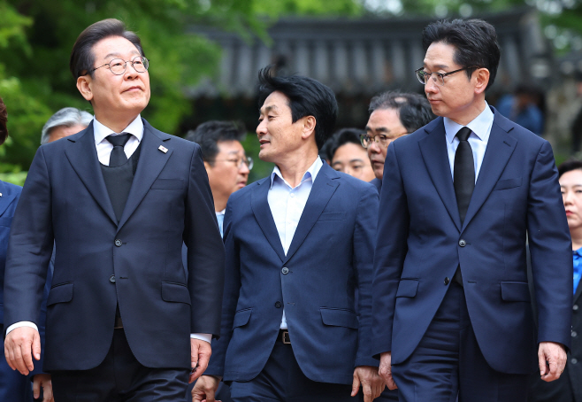 충렬사 참배 마친 이재명 후보<YONHAP NO-3808>