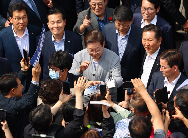영암 유권자들과 인사하는 이재명 후보<YONHAP NO-3806>