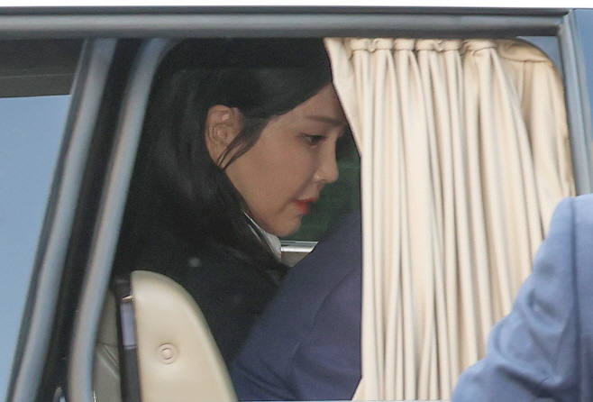 한남동 관저 떠나는 김건희 여사<YONHAP NO-5223>