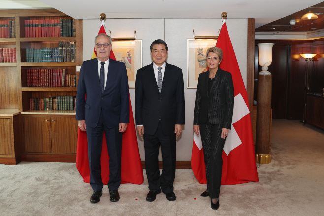 SWITZERLAND-GENEVA-OFFICIALS-CHINA-HE LIFENG-MEETING
