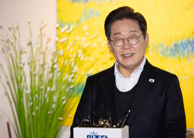 김장하 선생과 차담 마친 이재명 후보<YONHAP NO-3577>