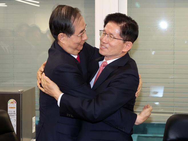 포옹하는 김문수-한덕수<YONHAP NO-2811>