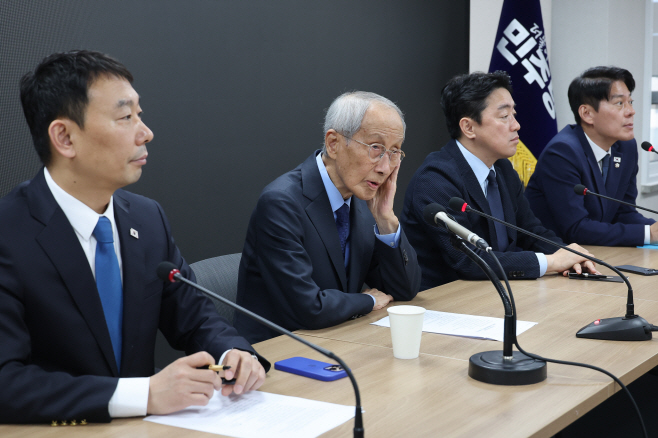 기자간담회하는 윤여준 상임총괄선대위원장<YONHAP NO-2948>
