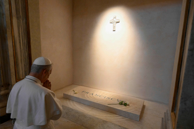TOPSHOT-VATICAN-RELIGION-POPE <YONHAP NO-1700> (AFP)