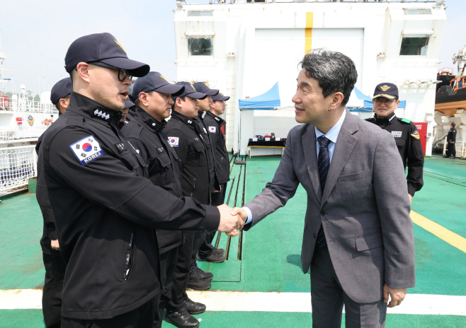 이주호 대행, 서해 불법조업 단속 현장 점검<YONHAP NO-4024>