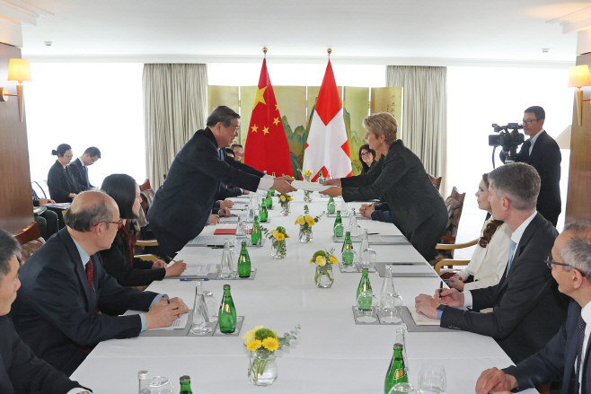 SWITZERLAND-GENEVA-OFFICIALS-CHINA-HE LIFENG-MEETING