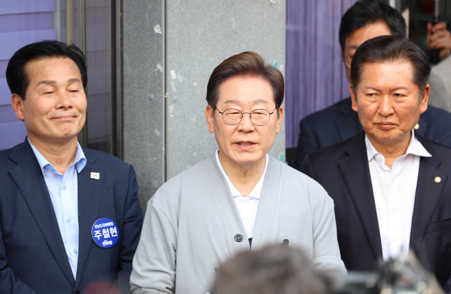 남도문화벨트 골목골목 경청투어 마친 이재명 후보<YONHAP NO-4079>