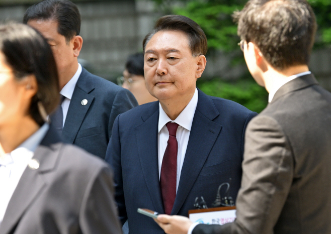 [포토] 윤석열 전 대통령, 법정 출석 모습 처음으로 공개