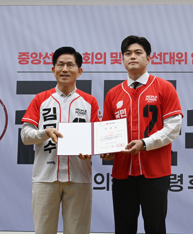 기념 촬영하는 김문수 후보-김용태 의원<YONHAP NO-2557>