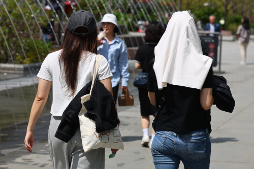 4월 맞아?<YONHAP NO-3240>
