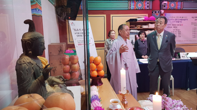 일본 돌아갈 고려 불상 살펴보는 주한 일본대사<YONHAP NO-5468>