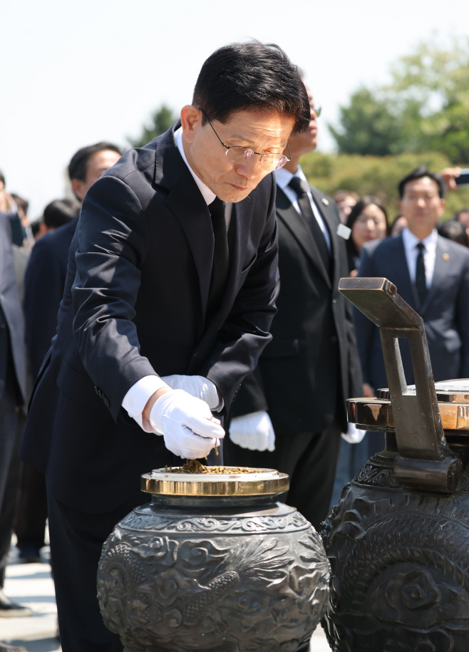 김문수, 대전현충원 참배