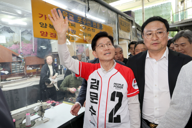 대구 서문시장 상인들과 만난 김문수<YONHAP NO-3924>