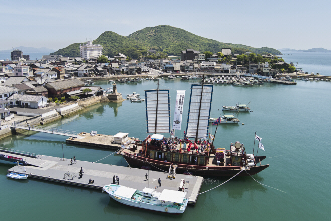 일본 오사카 도착한 '조선통신사선'<YONHAP NO-3920>