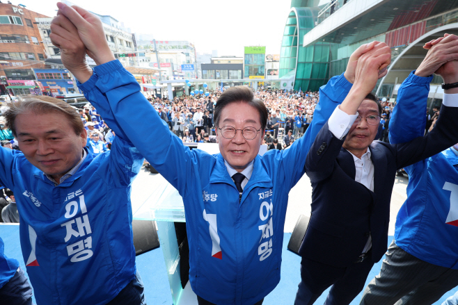 인사하는 이재명 후보<YONHAP NO-2896>
