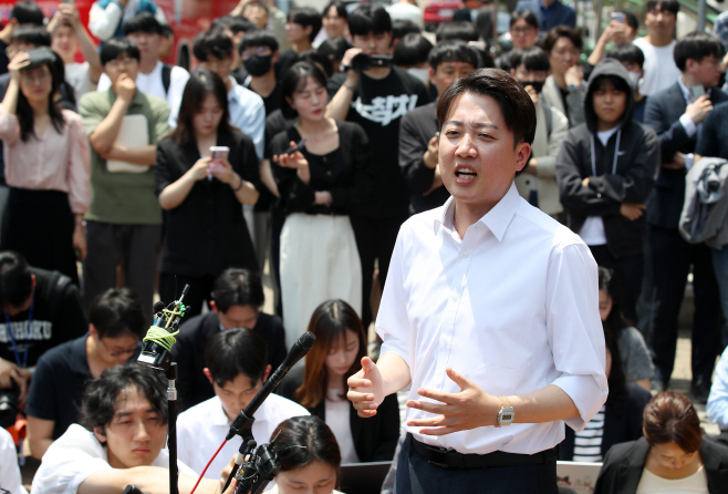 경북대학교서 발언하는 이준석 대선 후보<YONHAP NO-2911>