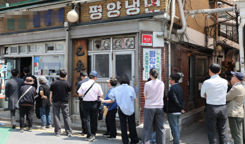 초여름 더위, 붐비는 냉면집<YONHAP NO-3383>