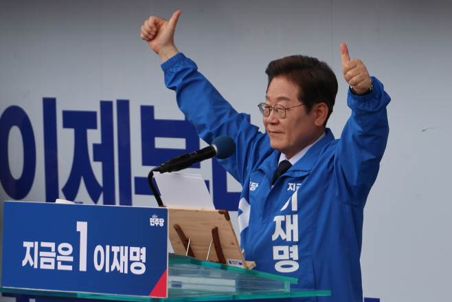 포항 시민들에게 인사하는 이재명 후보<YONHAP NO-4497>